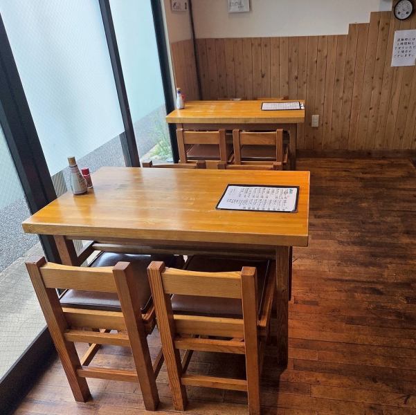 【アットホームで落ち着いた雰囲気】当店は、お気軽にご来店いただける落ち着いた空間を提供しています。お一人様でも安心して過ごせるひと時や、友人や家族との楽しいひと時などをリラックスしながらお過ごしいただけます。少人数の飲み会から大人数の宴会まで、幅広く対応可能です。心温まる料理と共にお楽しみください。