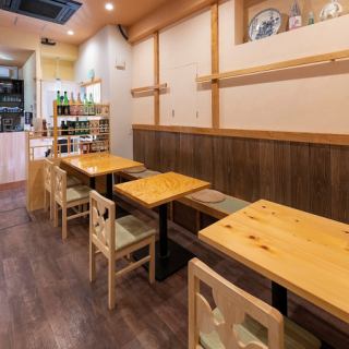 Table seats made from hinoki cypress in the Kiso region of Nagano prefecture, which is a famous cypress producing area, can accommodate from 2 people to a maximum of 10 people.