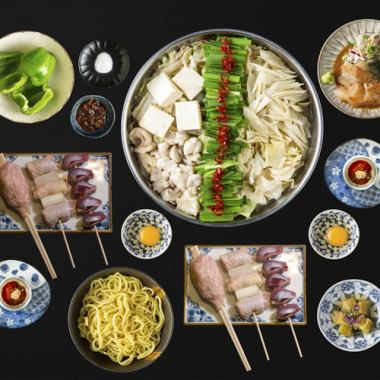 <<我们的1号人气之选>>【烤鸡串&牛杂火锅味噌套餐】包含3种精选烤串和博多名菜牛杂火锅共7道菜，5300日元，含90分钟畅饮♪