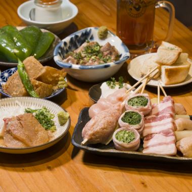 【珍寶盛宴套餐】包含 5 種精選烤串、特色菜和當地特產共 8 道菜，5300 日元，含 90 分鐘暢飲。