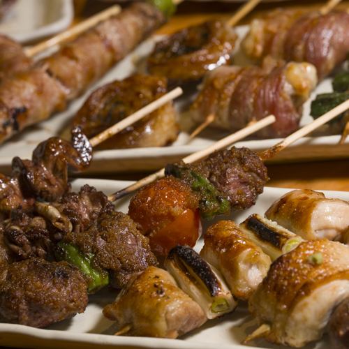 地鶏ももや野菜巻から和牛下がりまで豊富な串の種類！