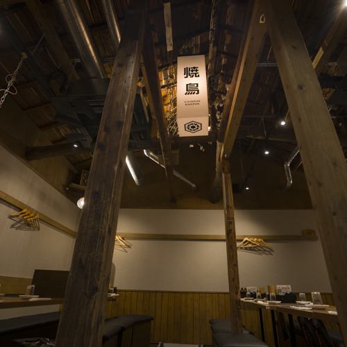 2階に上がると見えるオリジナル灯籠と季節の生花