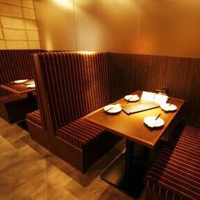 ブラウンを基調としたシックな造りは大人飲みにも最適です。テーブル席は会社仲間との一杯や女子会などに♪落ち着いた雰囲気の中で当店自慢のもつ鍋や焼鳥等の和食料理をお楽しみ下さいませ。横浜で居酒屋をお探しなら是非当店をお選び下さい!ご満足頂けること間違いなしのお料理とドリンクでお客様をおもてなし致します!