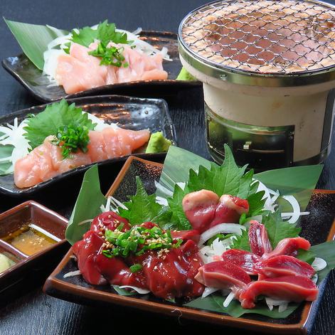 備長炭の炭火七輪で焼く、数量限定の『鶏焼肉』が大人気！ 