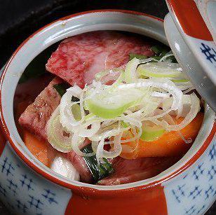 日本黑牛肉在锅中腌制
