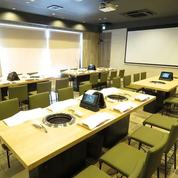 最大32名様までご利用いただける、モニター完備の個室をご用意しております。会社のご宴会や歓送迎会、打ち上げ、同窓会など幅広いシーンに最適。周囲を気にせずゆったりとお食事を楽しめるプライベート空間で、映像や資料の投影にも対応可能です。美味しい黒毛和牛とともに、思い出に残るひとときをお過ごしください。