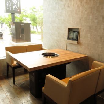 這是一個餐桌座位，您可以在這裡一邊欣賞風景一邊用餐。由於是室內的，因此您不必擔心下雨天就能享受用餐。