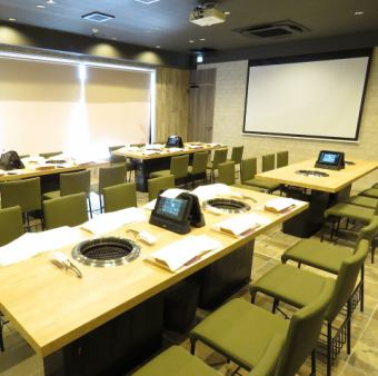 넓은 개인 실은 최대 32 명까지 이용 가능.일본식 모던 깨끗한 방은 기업 연회 및 이벤트에 딱 맞습니다.