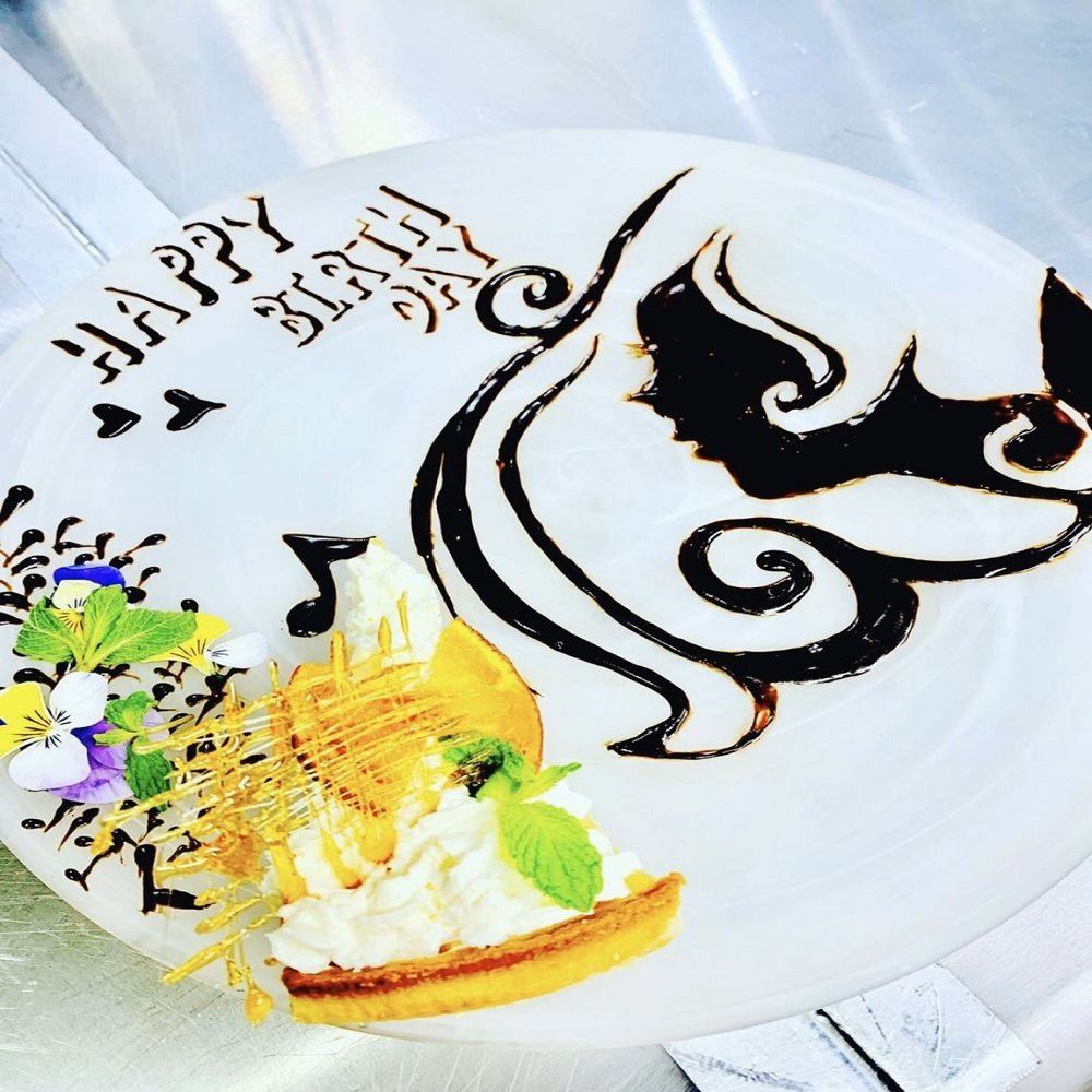 [Group with birthday person] Get a free plate from the store!