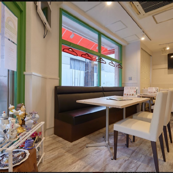 [Table seats for 4 people x 4 tables] The stylish and bright interior, which is based on white, is also recommended for girls-only gatherings and moms-only gatherings. We also have courses, so please feel free to contact us if you wish.