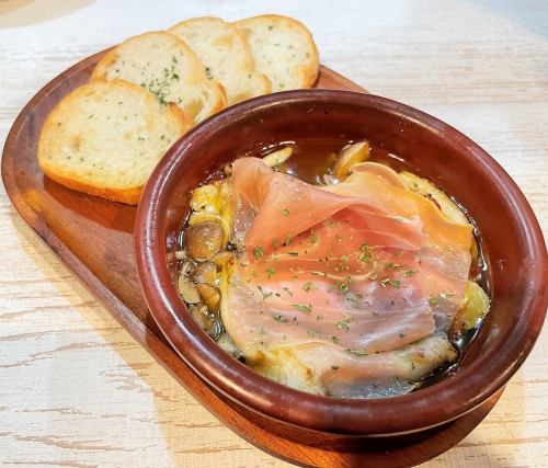 Uncured ham and mushroom ajillo (with baguette)