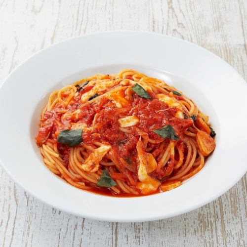 Spaghetti with tomato sauce and mozzarella and basil