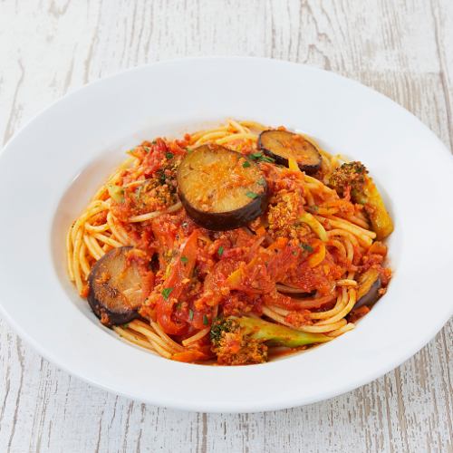 Spaghetti with colorful vegetables and meat sauce