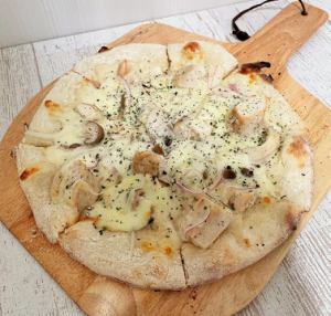 Chicken and mushroom white sauce pizza