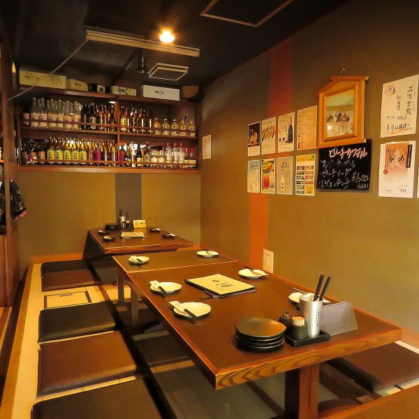 店内には、6名掛けが1卓・4名掛けが2卓の掘りごたつ席をご用意。靴を脱いで足を伸ばせるので、ゆったりくつろぎたい方におすすめです！小さいお子様連れの方にも安心してご利用いただける落ち着いた空間で、ご家族での食事や少人数での集まりにもぴったりですよ◎
