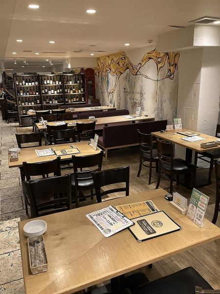 【高槻駅徒歩約8分】宴会最適！サラリーマンだけでなく、女子会や合コンにもピッタリなテーブル席！団体様ご予約もお問い合わせください！誕生日や記念日もゆっくりお過ごしください♪早い者勝ちです☆ご予約はお早めに！ランチはもちろん、夜カフェ夜ごはん利用にも最適◎