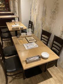 落ち着いた雰囲気の中でお食事をお楽しみください。様々なサイズのお席をご用意しております。少人数からご用意できるテーブルがございます。人気のお席となりますのでお早めにご予約をお願い致します。