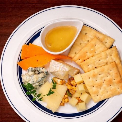 【世界のチーズ盛り合わせ】 5種盛り