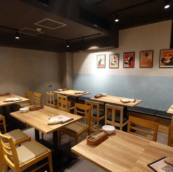 チーズプラスでは、２H飲み放題付コースをご用意しております！デザイナーが手掛けたおしゃれな内観でお誕生日や記念日のお祝いも◎12時～ランチも可能。