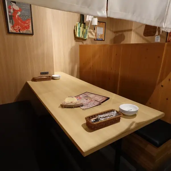 【高槻駅徒歩約8分】宴会最適！サラリーマンだけでなく、女子会や合コンにもピッタリなテーブル席！団体様ご予約もお問い合わせください！誕生日や記念日もゆっくりお過ごしください♪早い者勝ちです☆ご予約はお早めに！ランチはもちろん、夜カフェ夜ごはん利用にも最適◎