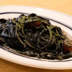 魚介のイカ墨パスタ