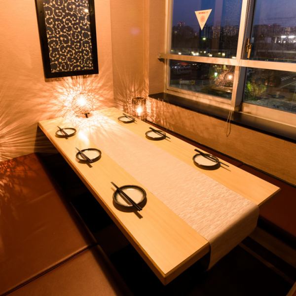暖かみのある照明が雰囲気の良さを引き立ててくれます。落ち着いた個室空間は飲み会、宴会に最適です。扉付き個室となっておりますので、周囲を気にすることなくお過ごしいただけます。海浜幕張での飲み会や宴会はもちろん、デートや記念日、誕生日、イベントの打ち上げにぜひご利用ください。