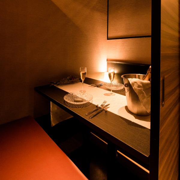 扉付きの個室席は2名様の少人数からご利用可能。設備や照明にこだわり、お客様に落ち着きある空間をご提供致します。大事な接待や誕生日・記念日、デートにも最適です。事前予約でメッセージ入り特製デザートプレートを無料プレゼントのクーポンもご用意しております。その他、サプライズもお気軽にご相談ください。