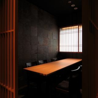 【特別な場面にふさわしい特別な空間】おもてなしの心でお待ちしております。大切な接待や会食におすすめな完全個室をご用意しております。心地よい空間で特別なひとときをお過ごしください。宴会やパーティーを盛り上げる絶好の場所です！お友達や仲間と一緒に楽しいひとときをお過ごしくださいませ。