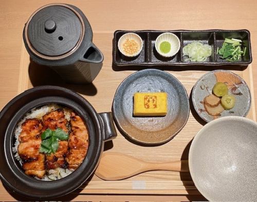 흙 냄비의 오야마 닭 히츠마부시 고젠