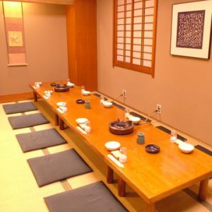 【4名様～利用可能です。】床の間のある更に落着く個室もご用意しております。お客様同士感覚をあけてのご利用が可能です。少人数～大人数までご利用人数に合わせたお関の間隔調整が可能ですので、お気軽にご相談ください。※座椅子、高座椅子、テーブル席にも対応可能です。