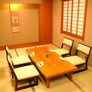 接待や会社の飲み会にも最適です。お客様同士感覚をあけてのご利用が可能です。少人数～大人数までご利用人数に合わせたお関の間隔調整が可能ですので、お気軽にご相談ください。※座椅子、高座椅子、テーブル席にも対応可能です。