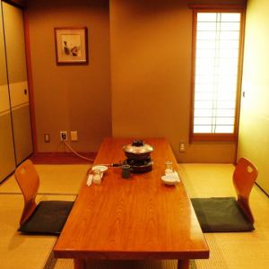 落ち着いた雰囲気の和室です。お客様同士感覚をあけてのご利用が可能です。少人数～大人数までご利用人数に合わせたお関の間隔調整が可能ですので、お気軽にご相談ください。※座椅子、高座椅子、テーブル席にも対応可能です。