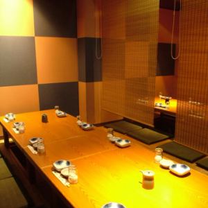 掘りごたつ席もありますので、安心です。お客様同士感覚をあけてのご利用が可能です。少人数～大人数までご利用人数に合わせたお関の間隔調整が可能ですので、お気軽にご相談ください。※座椅子、高座椅子、テーブル席にも対応可能です。