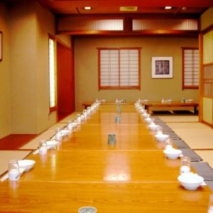 【10名様～貸切可能です。】宴会は６０名様までご利用いただけます。フロア毎の貸切もOK。お客様同士感覚をあけてのご利用が可能です。少人数～大人数までご利用人数に合わせたお関の間隔調整が可能ですので、お気軽にご相談ください。※座椅子、高座椅子、テーブル席にも対応可能です。