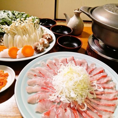 厳選した四季の素材で造る約30のコース、約200種類の新鮮な刺身や旬の厳選魚介の天婦羅