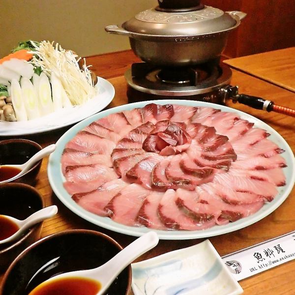 顶级黄尾鱼涮涮锅，入口即化的肥美鱼肉——尽享时令风味的奢华滋味。