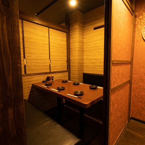 <p>最大100名様までご案内できる宴会に適した店内。当店は全席完全個室なので2名様から団体様でも個室で安心してご案内させていただきます。</p>