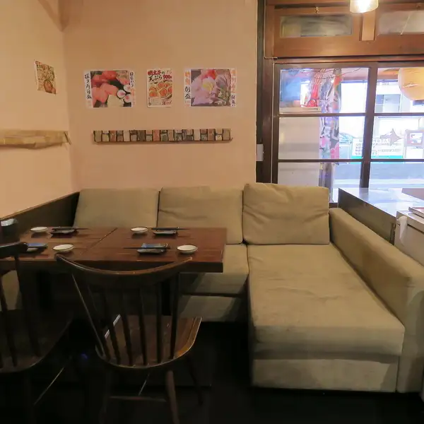 吧台座位可供一人或多人使用，是下班後小酌一杯的理想之選。餐桌座位可容納 4 人或 8 人，是小型團體用餐和交談的絕佳場所。這裡有沙發座椅，每個座椅的設計都以舒適性為首要考慮。它為私人用餐或約會營造了完美的氛圍。多種座位可供選擇，滿足您的不同需求，享受輕鬆愉快的時光。