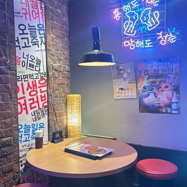 【ホンデポチャ職安通り店】新大久保のアイドルも通う【ホンデ ポチャ職安通り店】最新のKーPOPを見ながら楽しい時間を過ごして下さい！韓国に来たような気分になれる店内で、デートや友人との食事にもみんなでワイワイ楽しみながら♪オシャレな店内で美味しい料理を食べて素敵な時間をお過ごし頂けます！