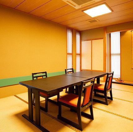 落ち着いた雰囲気のお座敷のテーブル席もございます。周りに気兼ねなく旬のお料理やこだわりの地酒と共に、会話もお楽しみください。完全個室のため、記念日のお祝いや接待など様々なシーンでご利用いただけます。