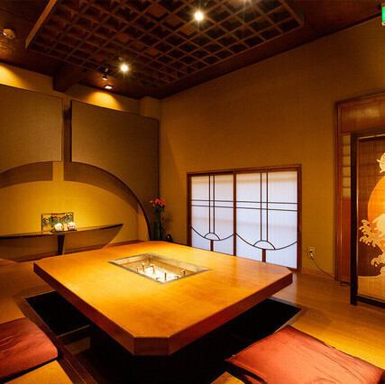 掘りごたつ席では足を伸ばしてお寛ぎいただけるため、ご家族や大切な方とのお食事や会食、懇親会などにぴったりです。和の風情に包まれながら、こだわり食材を使用したお料理をお楽しみください。
