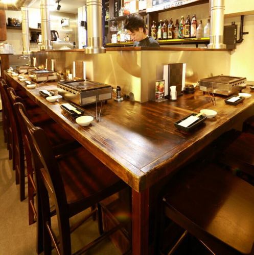 【カウンターは全部で9席♪】実は初めて1人焼肉をしたというお客様が多いお店。居心地が良い上に、美味しいお肉が安いことが1人でも行きたくなる理由♪さらに生ビール495 円も安いと好評！1人でもいから無性にお肉が食べたい！そんな日はこちらのカウンターにお気軽にどうぞ♪