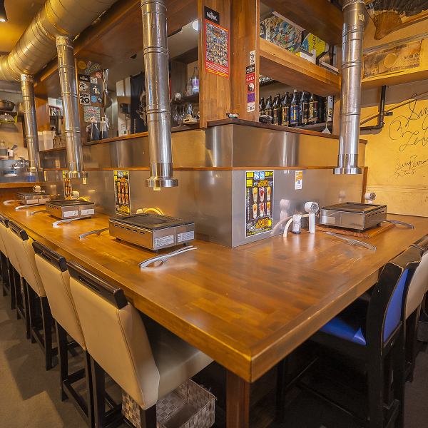 【あえて行きたいカウンターで1人焼肉♪初めてでも気兼ねなく行けるのはスタッフ全員が気さくで居心地が良いから！】9席のカウンターは、2名や3名の親しい友人との食事やデートでも人気なのですが、実は1人焼肉リピーターも多いのが「じゃけぇ」のウリです♪1人でもいいからお肉が食べたい日に、気軽に寄れるお店です！