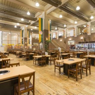 [Yakiniku Floor Beer Hall] The restaurant is large, so there are plenty of seats.From drinking parties for a small number of people to large banquets for a large number of people!