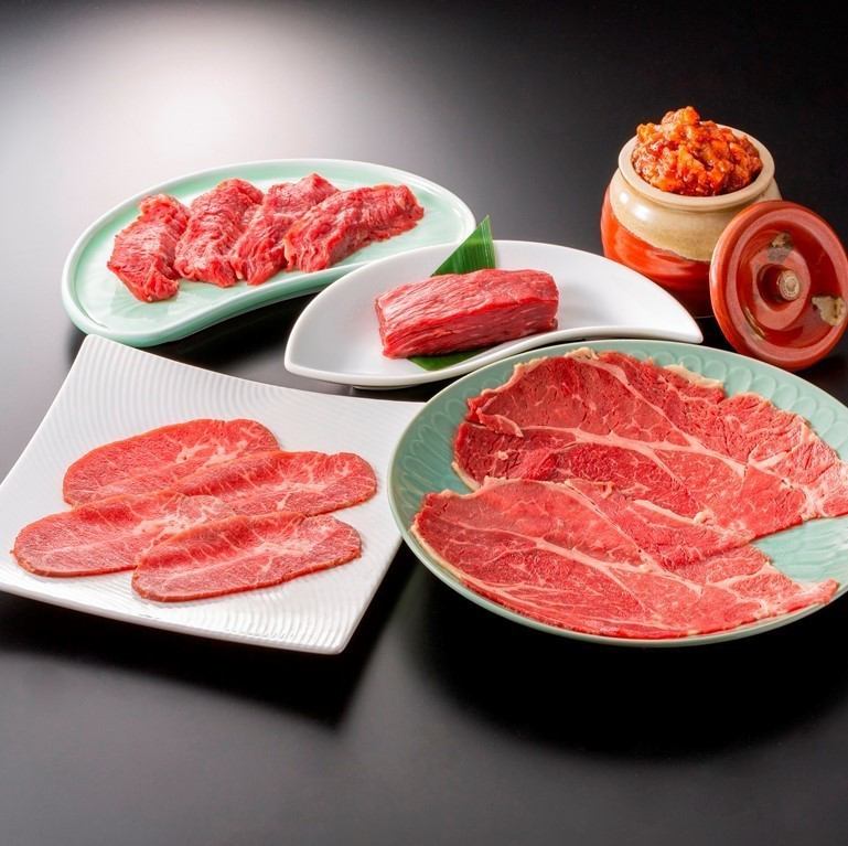 香阳园套餐 4,500 日元，可品尝 5 种著名的烤肉和羊心等稀有部位