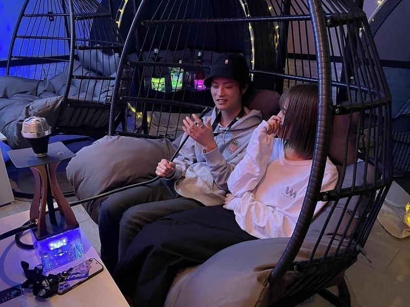 [Two-seater hanging chair seat] The counter seats where the conversation and distance between the two people are very close are perfect for women and dates ★