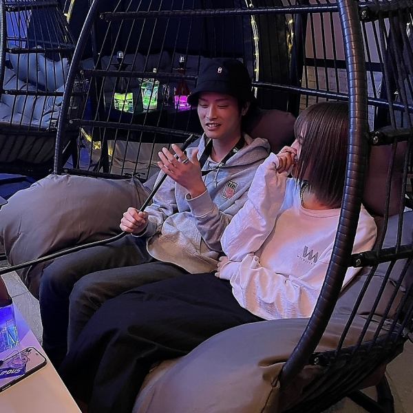 [2-person hanging chair seating] The counter seats allow you to get closer to each other and have conversations, making it perfect for women or dates.