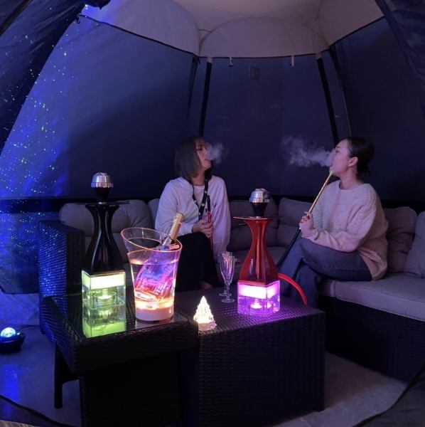 【テント型ソファー個室】5人まで座れるソファー席は、複数人でもゆったりとくつろぐことができます♪