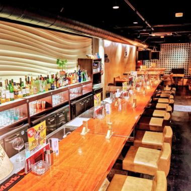 Popular BAR counter seats! Excellent atmosphere! You can get drunk while talking with the friendly staff!