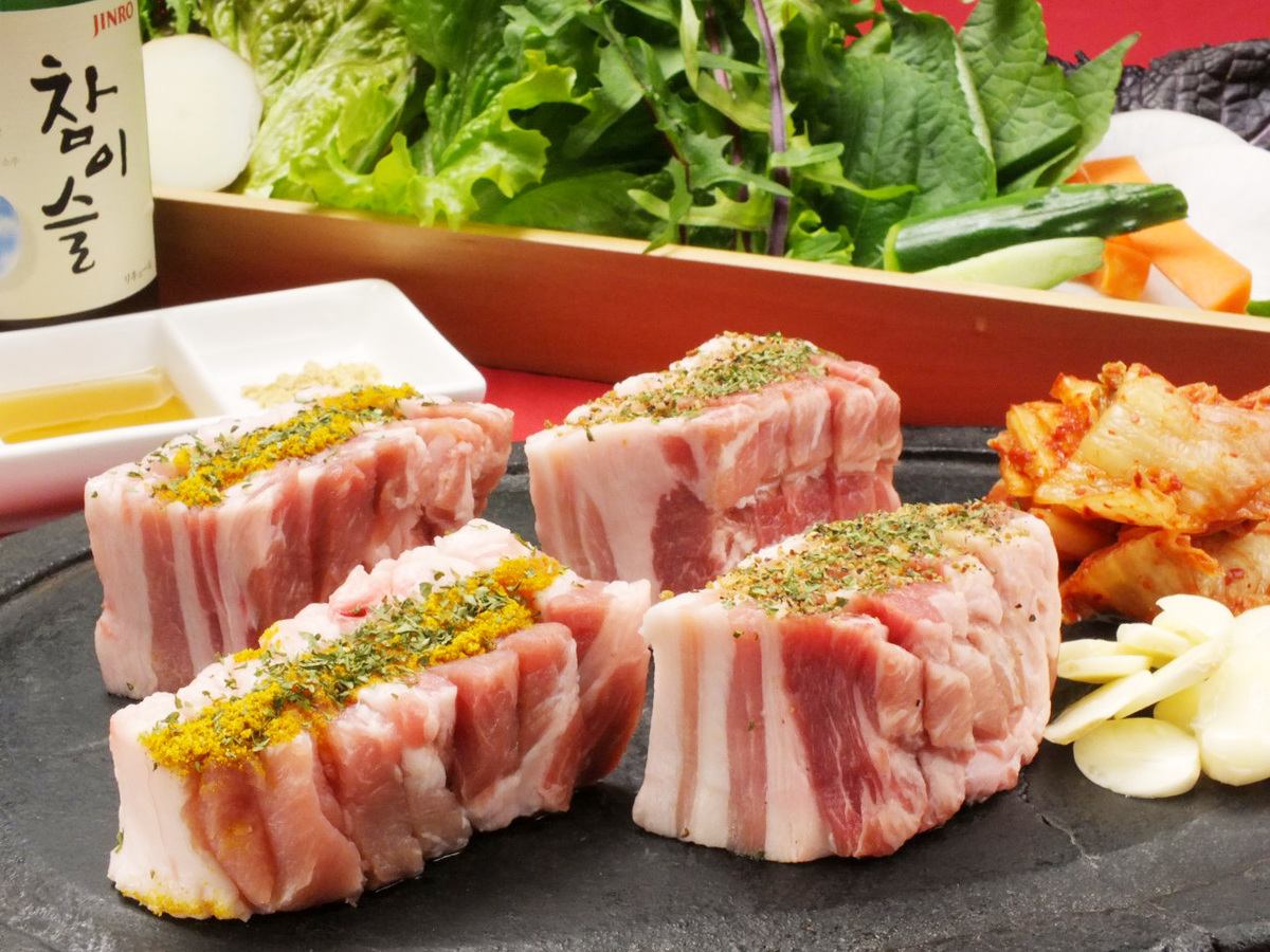 [Thick ★ Samgyeopsal] The taste is condensed because it is baked on a stone-grilled plate !!